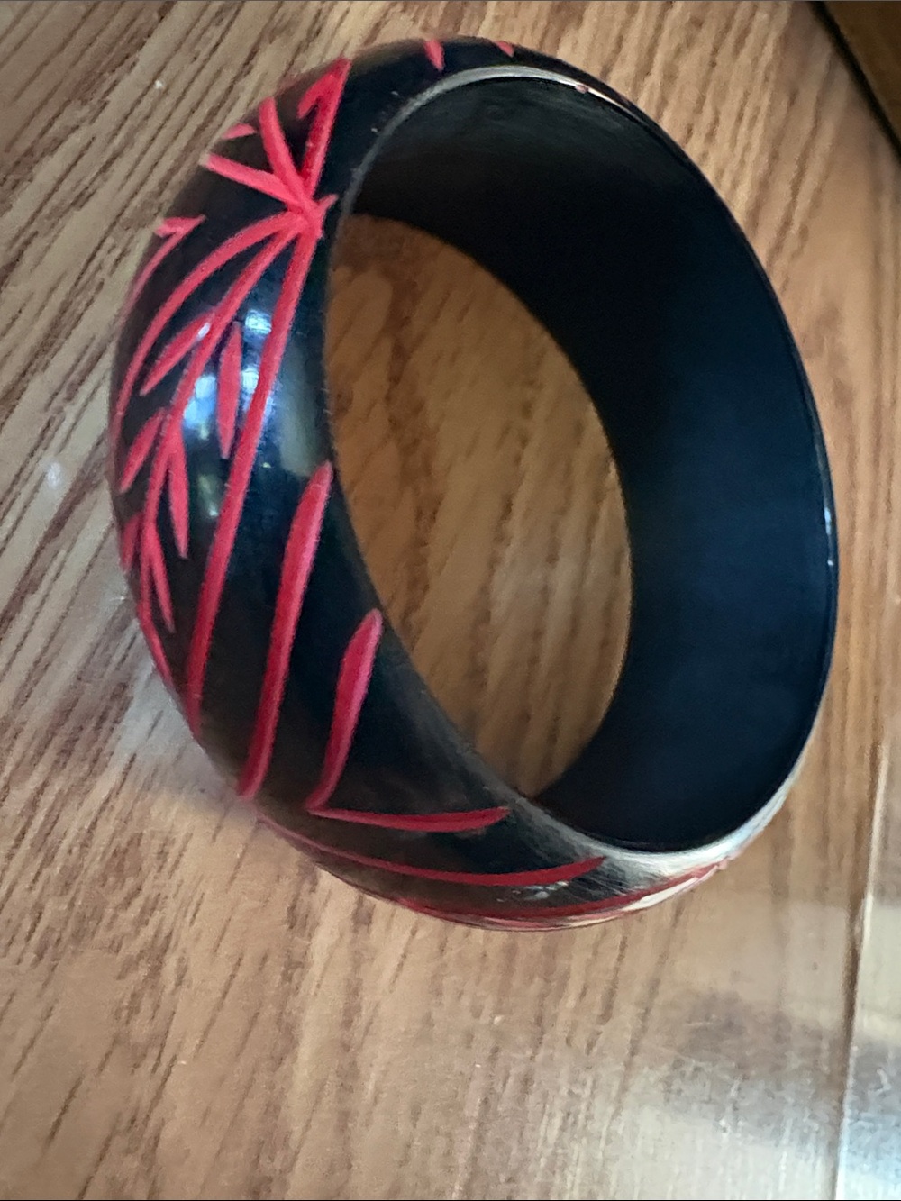 VINTAGE BAKELITE BLACK AND RED CARVED 7.5' BANGLE BRACELET - Picture 2 of 9